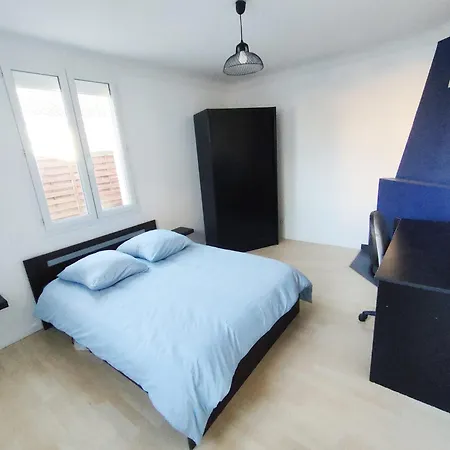 La De Julien Avec Piscine 홈스테이 *